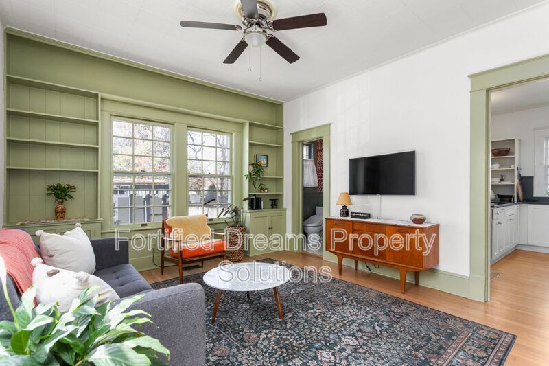 Building Photo - 915 N Eugene St