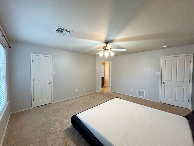 Building Photo - BEAUTIFUL 4 BR/2BTH HOUSE LOCATED IN CIBOL...