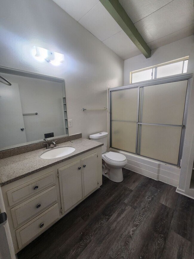 Building Photo - Newly Remodeled Large 3 Bedroom 2 Bath Home