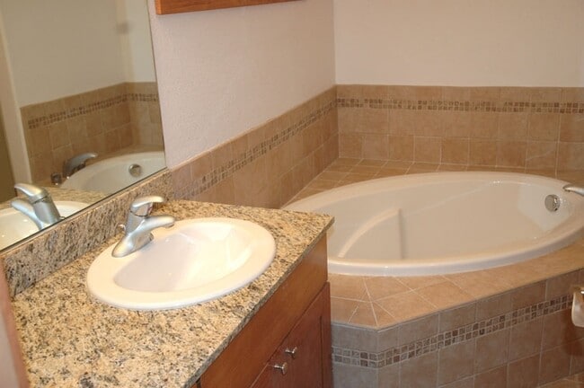 Building Photo - 4 Bd/3 Ba Townhouse on Pioneer Hill!