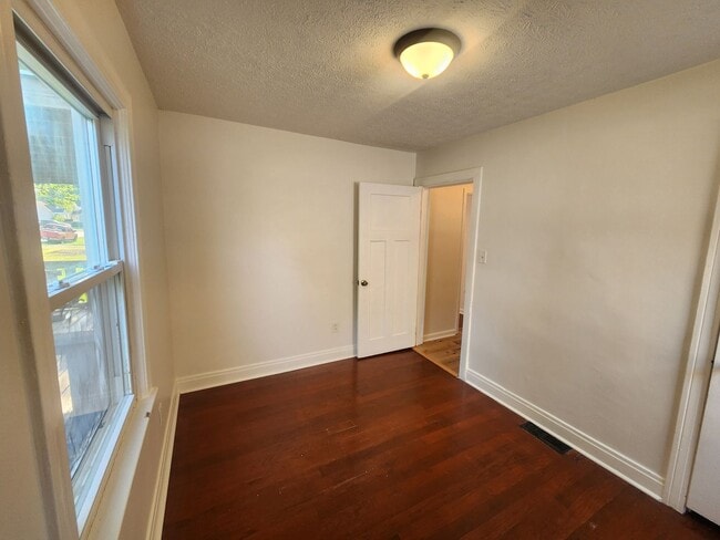 Building Photo - Bright adorable home with lots of updates ...