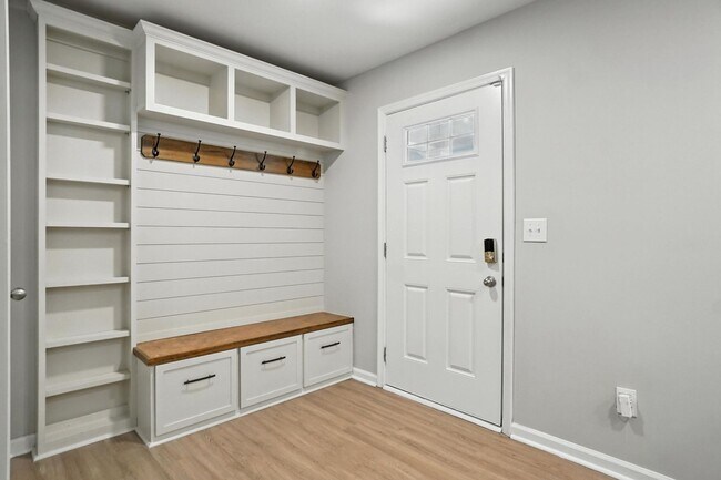 Building Photo - Fully Updated and Move-In Ready with Excep...