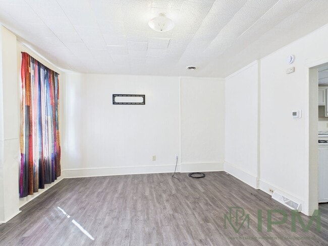 Building Photo - Coming Soon! 3 Bedroom, 1 Bath Home in Yor...