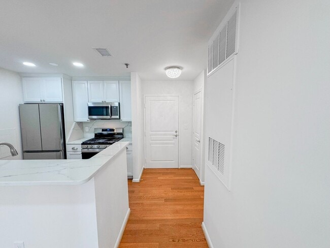 Building Photo - Freshly Renovated 1 Bed 1 Bath Condo With Balcony In Vibrant Savoy Park - Water Included