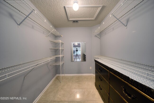 Building Photo - 185 Hawthorn Hedge Ln