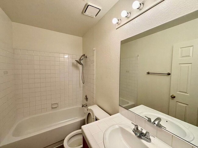 Building Photo - Charming single-story home