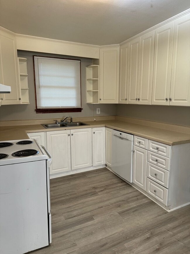 Building Photo - Beautiful 4 Bed, 2 Bath Brick Home Near Robins Air Force Base!