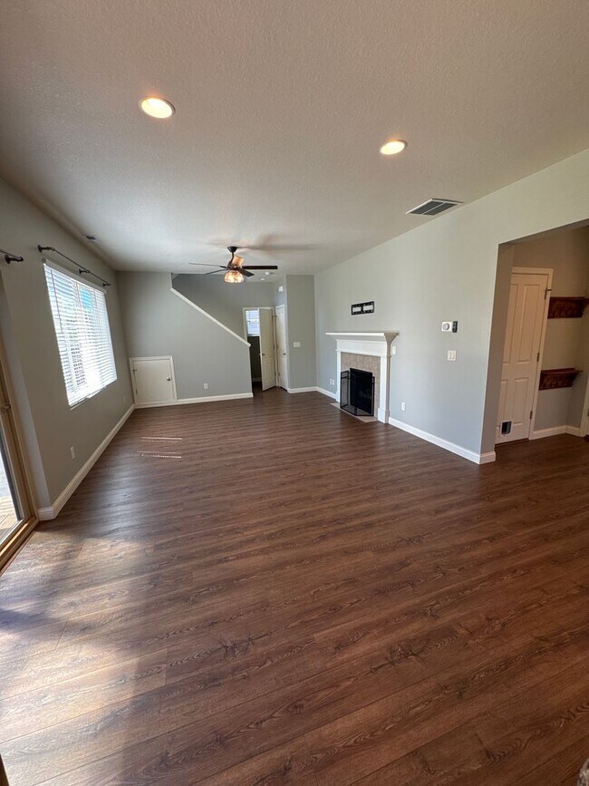 Building Photo - Beautiful 3 bedroom with bonus loft area i...