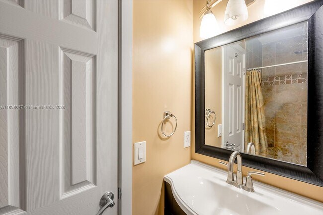 Building Photo - 3024 S Oakland Forest Dr