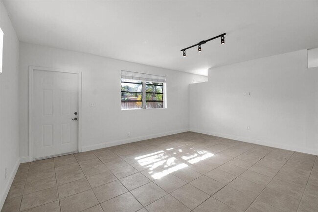 Building Photo - 1116 S 17th Ave