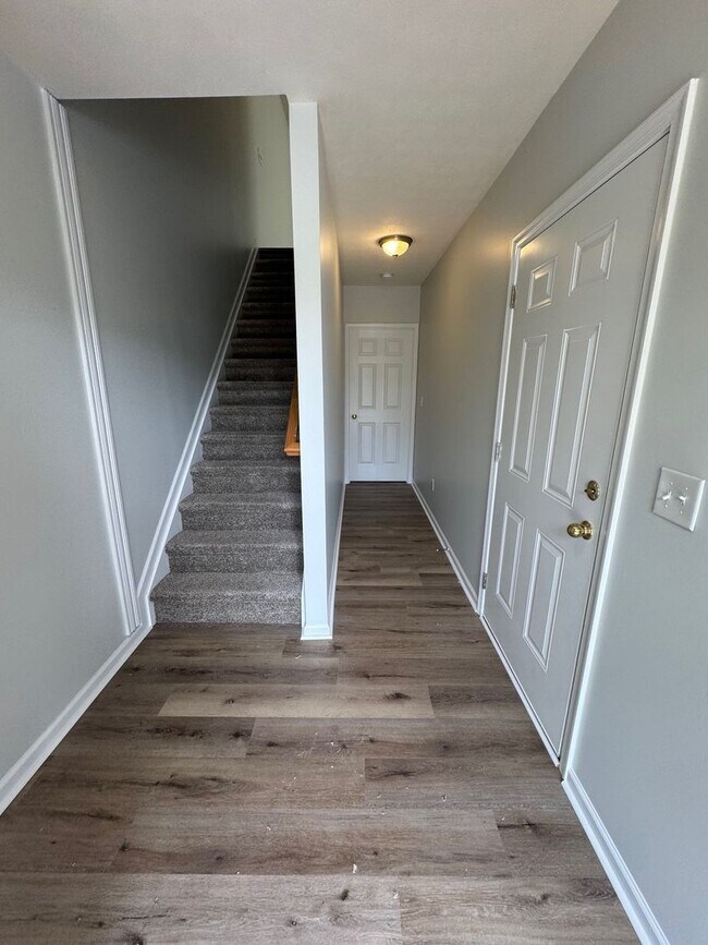 Building Photo - Brick End Unit Home in Taylor Springs NEW LVP FLOORING