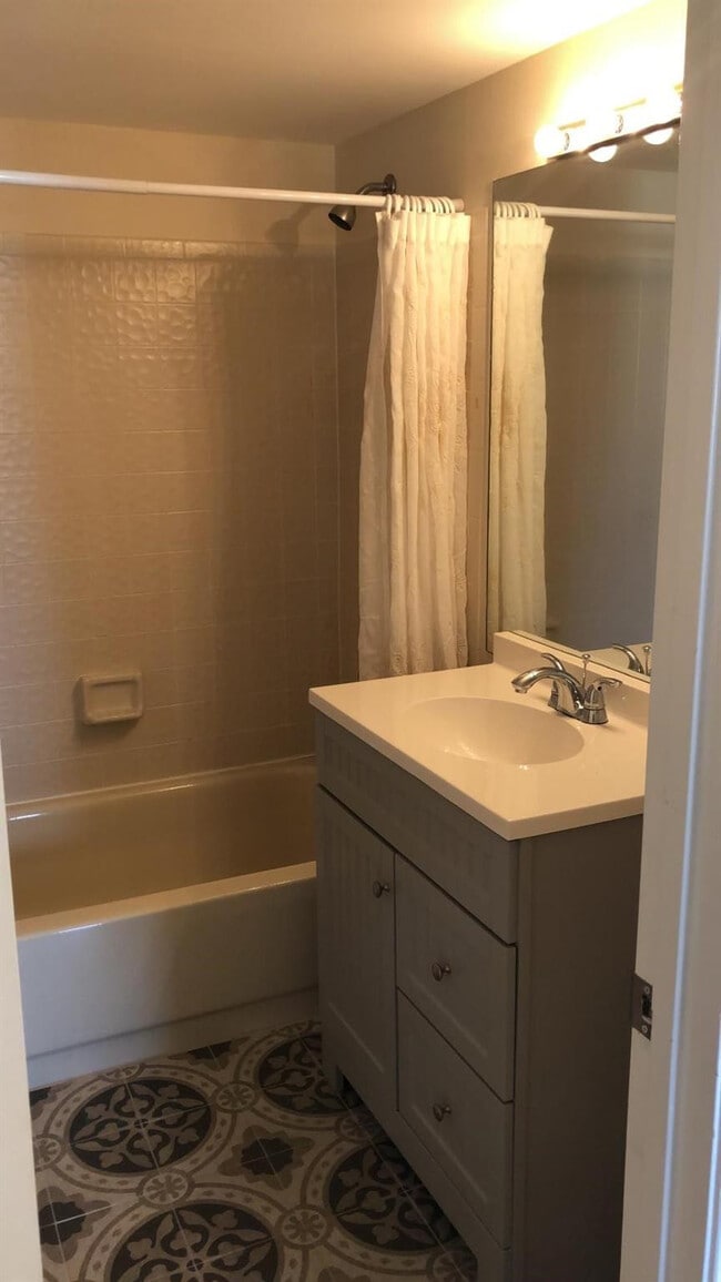 Building Photo - 10038 Twin Lakes Dr