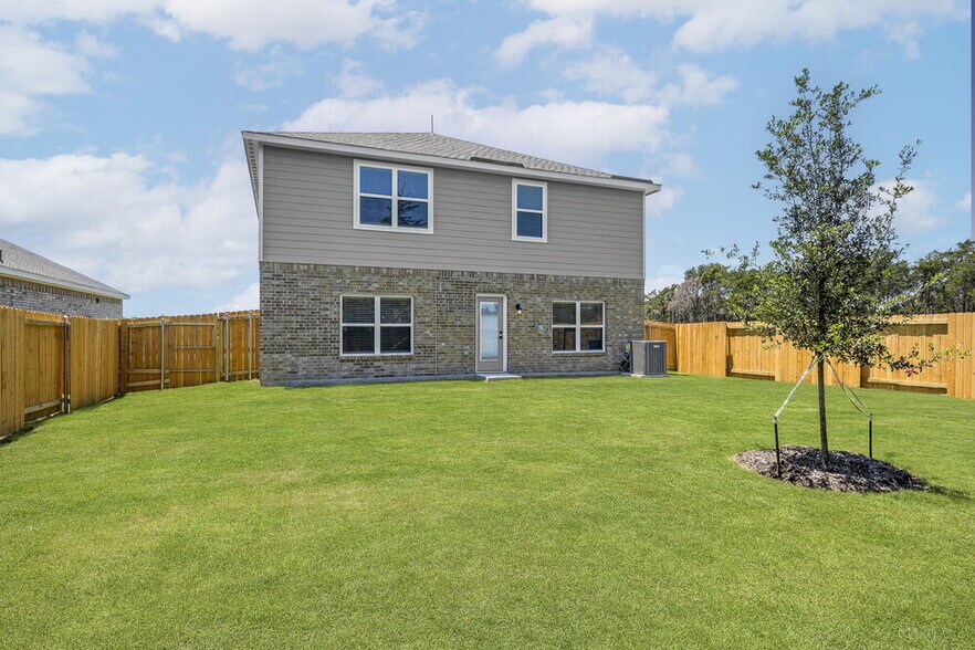 Building Photo - 304 Live Oak Ln