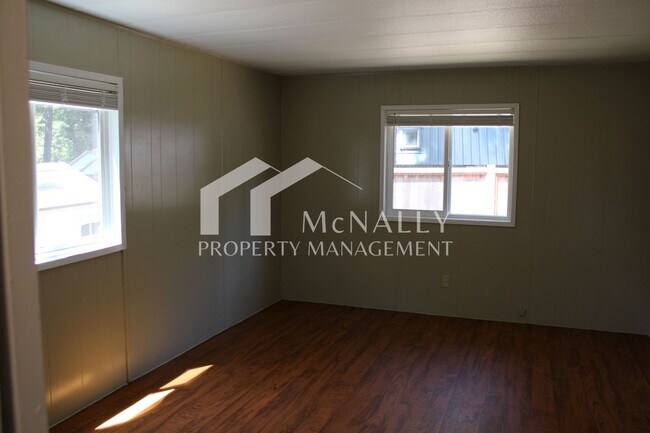 Building Photo - Lakefront Living in Lakebay