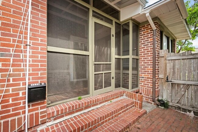 Building Photo - Beautiful Newly Renovated Studio in Ingleside Park!