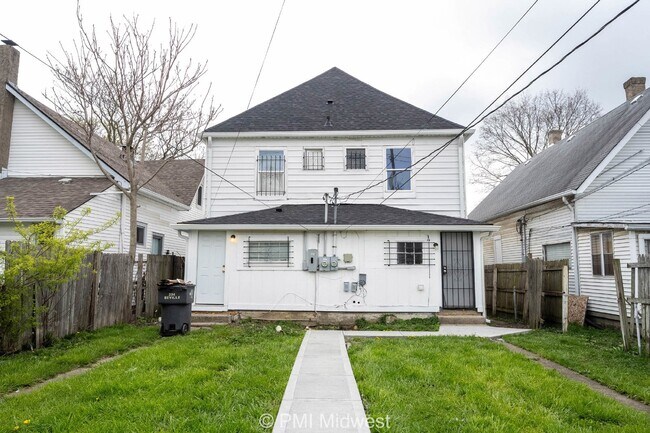 Building Photo - "Charming Duplex Retreat: Spacious 2-Bedro...