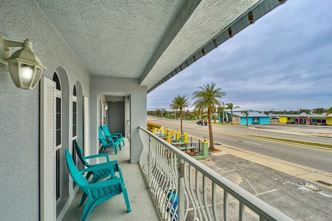 Building Photo - AVAILABLE MARCH 15TH 2026 -Downtown Flagler Beach Furnished 3 bedroom 1 bath!