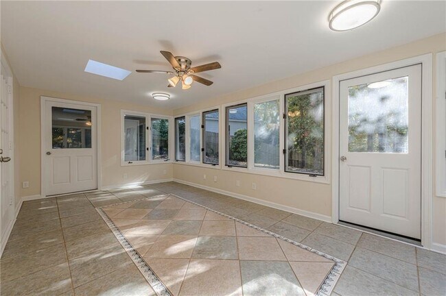 Building Photo - 6640 Williamson Dr NE