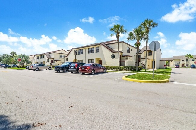 Building Photo - Spacious 1 bed 1 bath condo in Pembroke Pi...