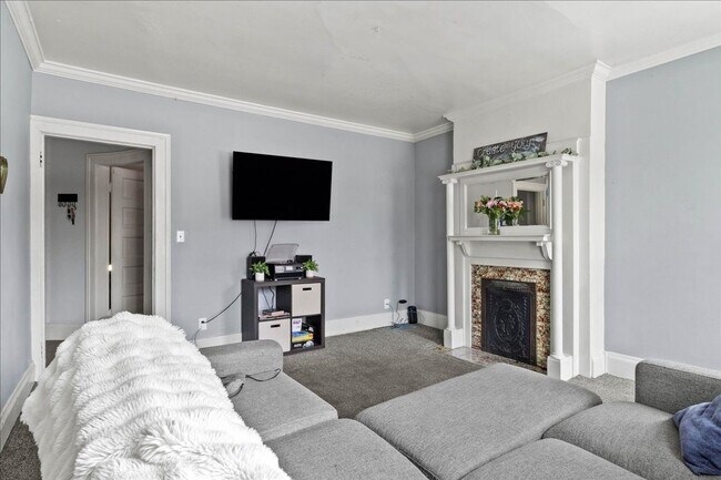 Building Photo - Spacious 3 Bedroom Apartment in Downtown Urbana