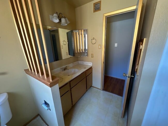 Building Photo - !!HALF OFF FIRST MONTH'S RENT!! Spacious 3...