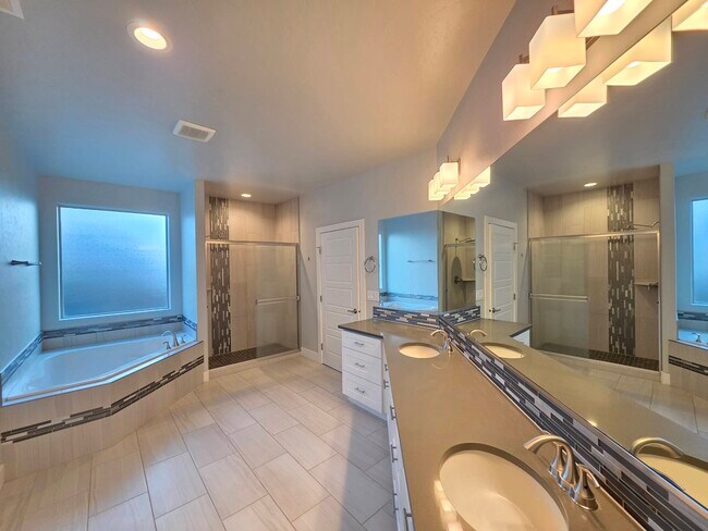 Building Photo - 584 Thebes St