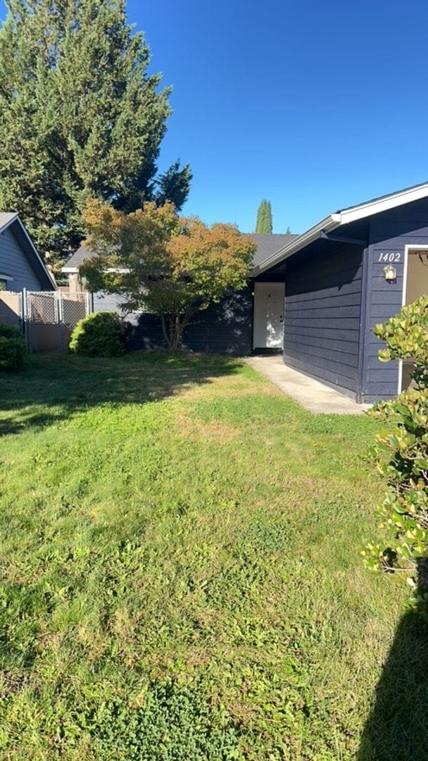 Building Photo - 1400-1402 SW Kokanee Ln