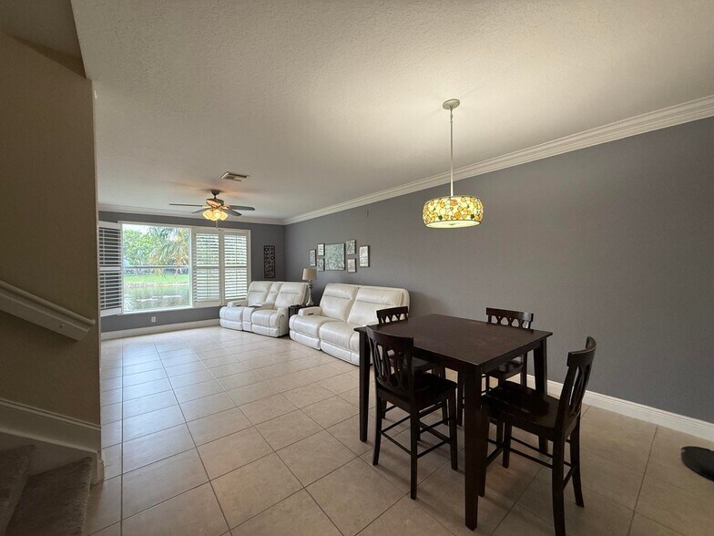 Building Photo - 2136 Oakmont Dr
