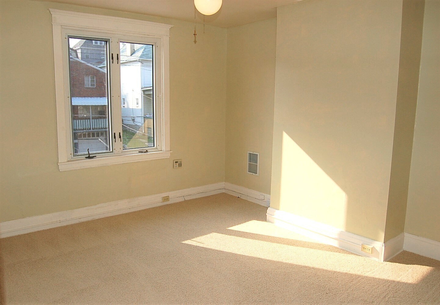 Building Photo - 1527 Orangewood Ave