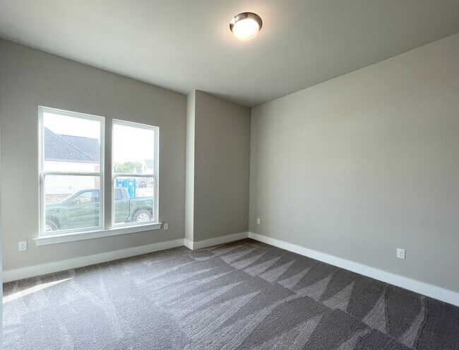 Building Photo - Stunning 3br in River Hills Farm!