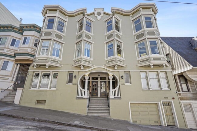Building Photo - Gorgeous 4BR/2.5BA Nob Hill Home with Shar...