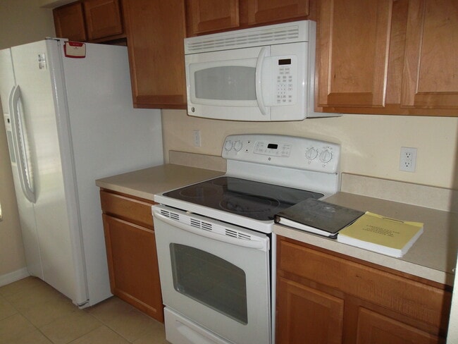 Building Photo - BEAUTIFUL TOWNHOME IN GATED COMMUNITY