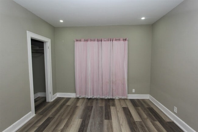 Building Photo - 12 George St