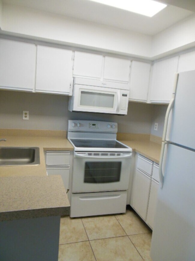 Building Photo - Move-In Ready Rental near Tanger Outlets!