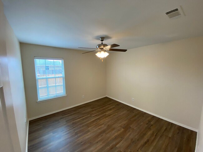Building Photo - 5002 Scarlet Oak Dr
