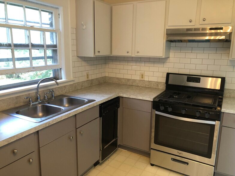 Building Photo - 1002 4th Street Dr NW