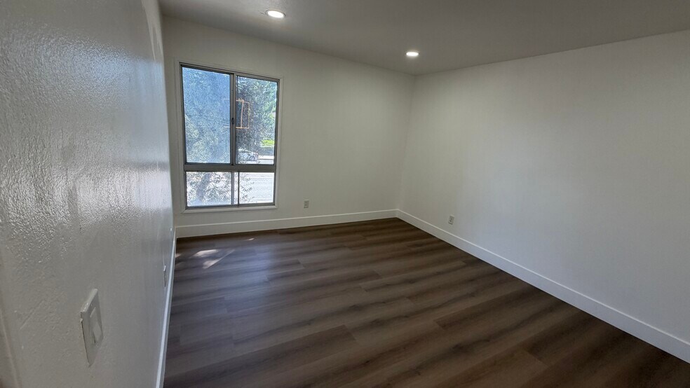 Building Photo - 10331 Lindley Ave