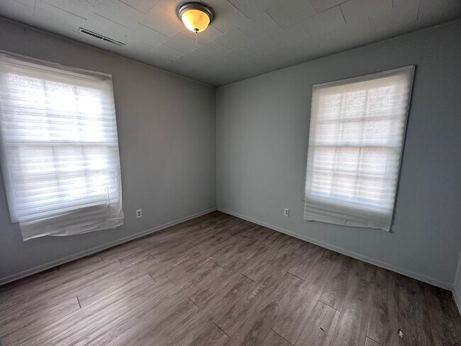 Building Photo - 1504 Edgewood-