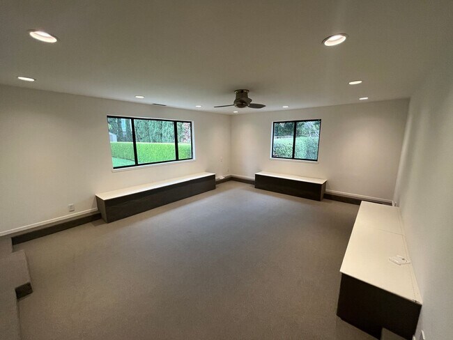 Building Photo - Extraordinary home with expansive yard on a flag lot in Mountain View.  Great Location and Schools.