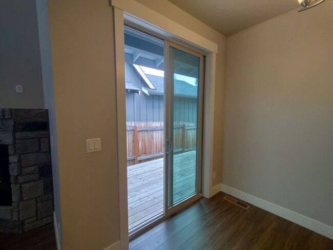 Building Photo - Spacious 3 bedroom 2.5 bath w/ an office a...