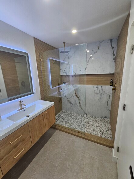 Building Photo - 266 E Via Escuela