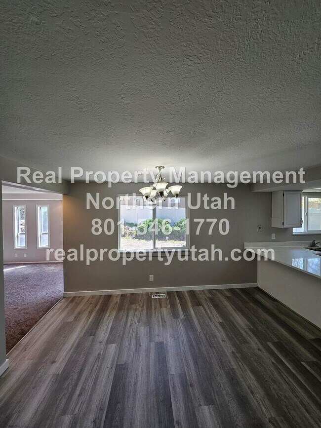 Building Photo - Lovely 5 Bedroom Home in Layton Available Now!