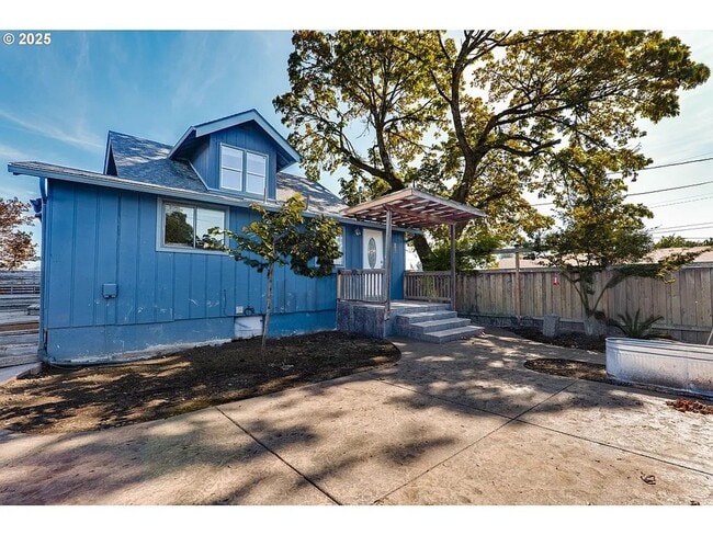 Building Photo - Rare Single Family Home  W/ 2 car garage
