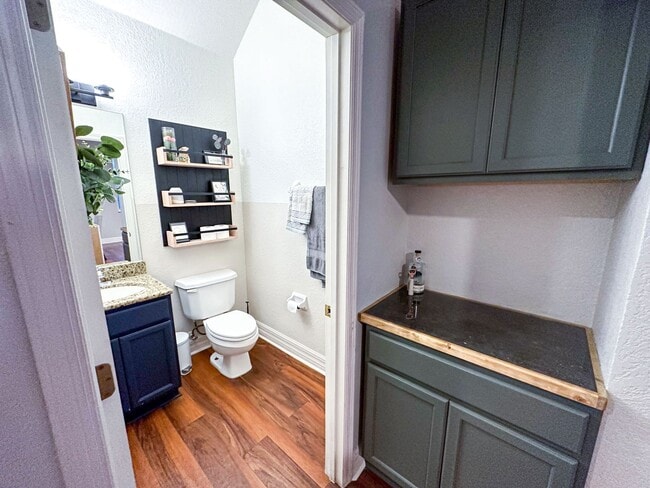 Building Photo - 3 Bed/ 2.5 Bath Pet Friendly Home!