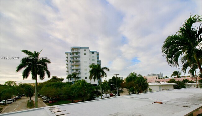 Building Photo - 900 Bay Dr E
