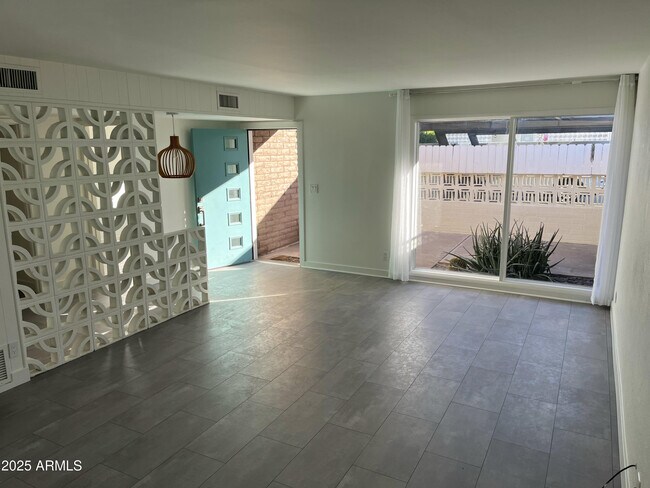 Building Photo - 3713 E Glenrosa Ave