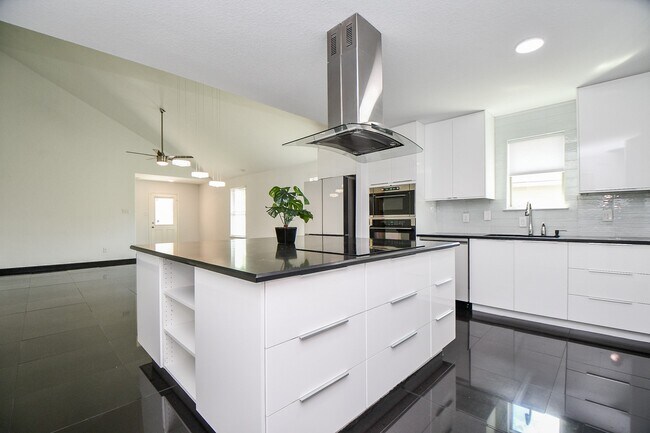 Building Photo - 2015 Treasure Mountain Dr