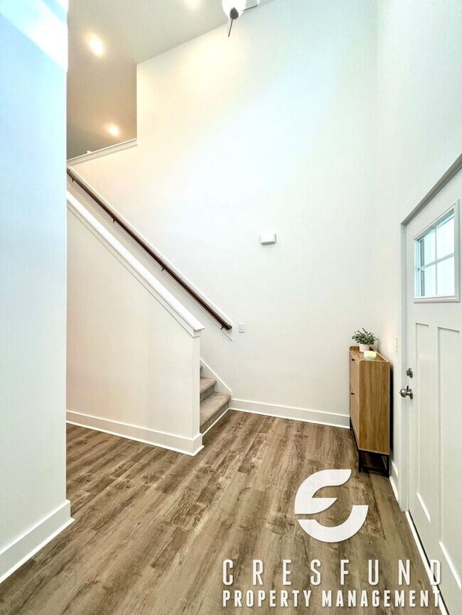 Building Photo - Close to Fort Bragg/Master BR Downstairs S...