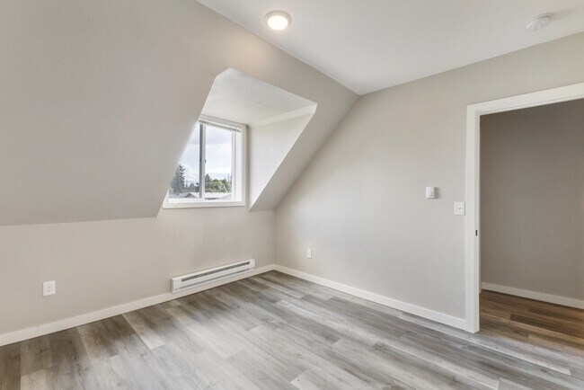 Building Photo - Charming 3BR Home in Heart of Tacoma - Modern Amenities & Prime Location!