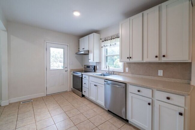 Building Photo - Charming Renovated 2BR Home in Revolution Park – Minutes from Uptown Charlotte!